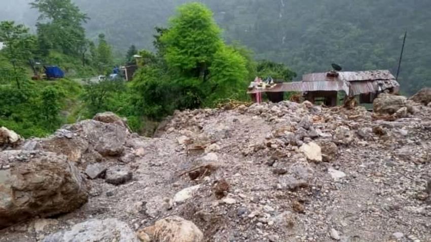 राजमार्गमाथिबाट खसेको पहिरोले ५ घर पुुर्‍यो, एकको मृत्यु, बेपत्ता बालक भेटिएनन्
